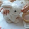 Peluche lapin réaliste beige avec fourrure douce, petit lapin jouet interactif pour enfants