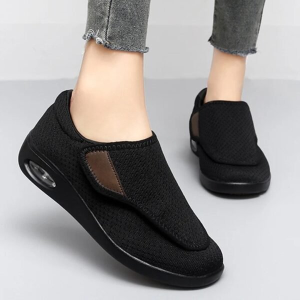 main-image-3-8.jpeg Chaussures pieds gonflés femme – modèle large pour personnes âgées et pied qui gonfle