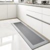 Tapis de cuisine long antidérapant pour devant évier, confortable et imperméable gris clair